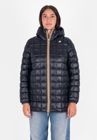Giacca puffer nera con design trapuntato, cappuccio e zipper giallo e blu a contrasto. Presenta polsini elasticizzati e una silhouette slim.