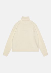 Maglione color crema con collo alto, texture a coste, spalle scese e vestibilità rilassata. Cuciture distintive sulle spalle.