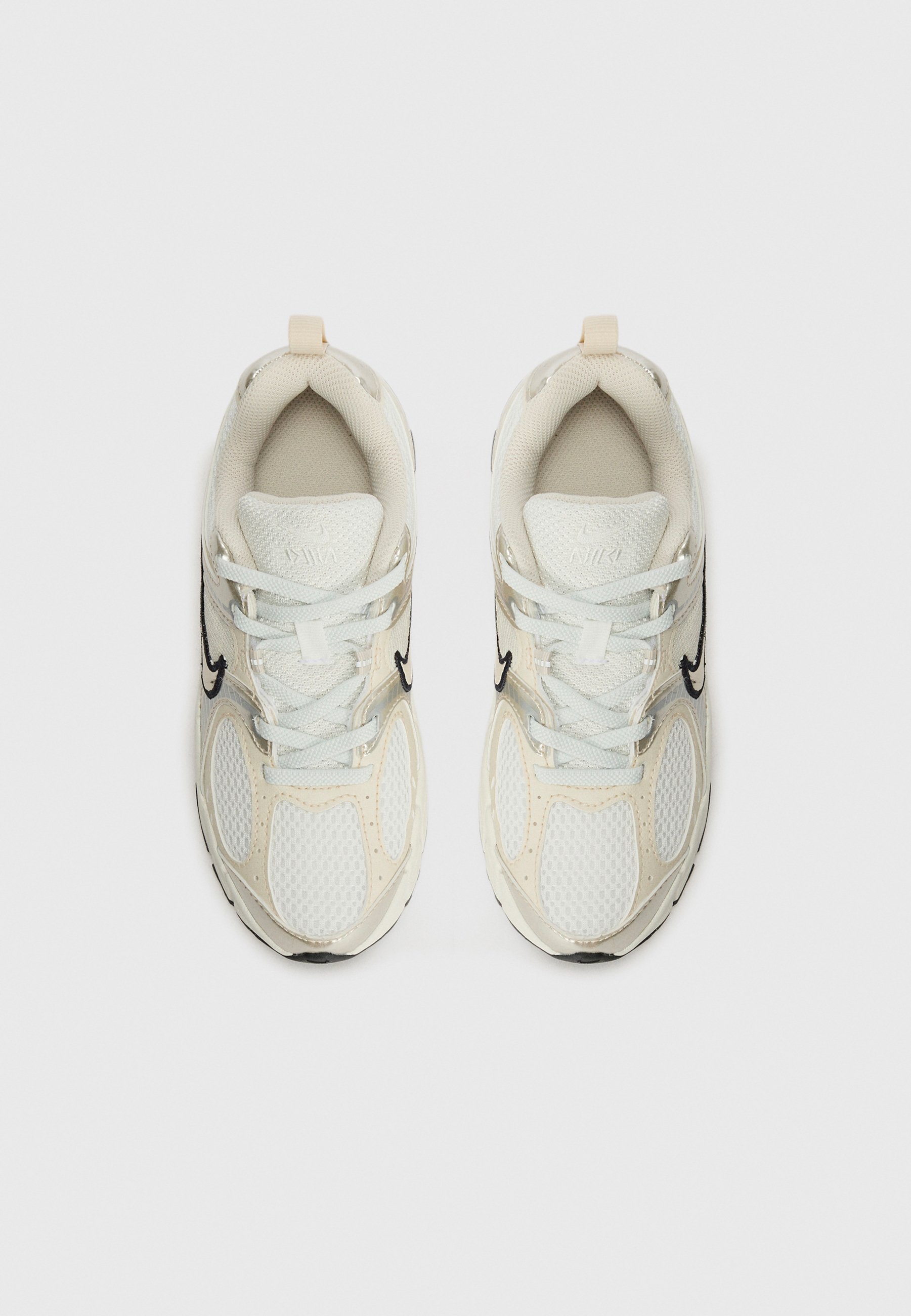Nike Sportswear V5 UNISEX - Sneakers low - summit white/orewood