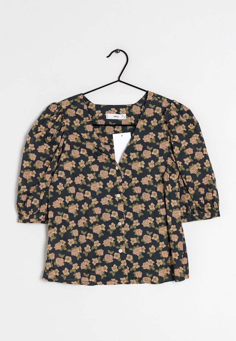 Blusa floreale scura con maniche corte a sbuffo, dotata di scollatura a V profonda e chiusura con bottoni. Motivo floreale in rosa e verde su sfondo blu navy.