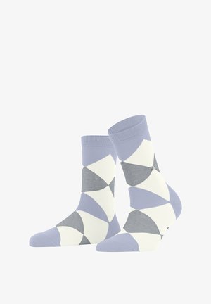Gemusterte Baumwollsocken in Hellblau, Grau und Weiß. Mit geometrischen Formen und einem gerippten Bündchen. Beinhaltet ein Logodetail in der Nähe des Knöchels.