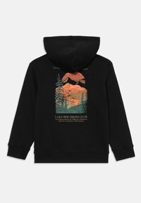 Felpa nera con cappuccio caratterizzata da un design grafico di montagne e alberi nei toni dell'arancione, verde e blu. Il testo recita "LAKE SIDE HIKING CLUB" in basso.