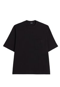 Sort bomulds T-shirt med rund halsudskæring, korte ærmer og en enkelt brystlomme. Har en afslappet pasform og minimalistisk design.
