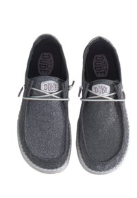 Scarpe slip-on grigie glitterate con punta arrotondata, sistema di allacciatura elastico e soletta imbottita. Presenta un'etichetta con il marchio "HEY DUDE".