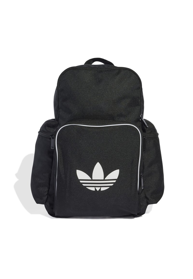 Sac à dos noir en tissu texturé, featuring un grand logo Adidas blanc, une poche zippée à l'avant et des bretelles rembourrées réglables.