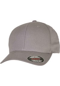 Hall gray baseball cap, mis valmistatud kangast, millel on kaardunud sirm, kuus ventilatsiooniauku ja Flexfit silt küljes. Siledat tekstuuri.
