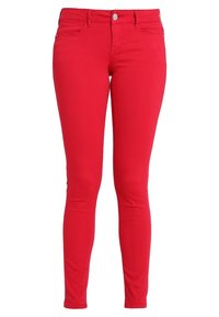 Jean rouge ajusté en tissu lisse et extensible. Dispose d'une fermeture à boutons à l'avant et de cinq poches pour plus de fonctionnalité.