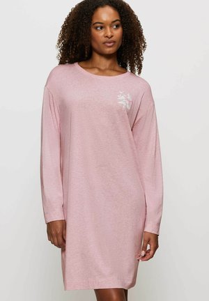 Rosa langärmliges Kleid aus weichem Stoff, mit einer lockeren Passform und einem kleinen Blumenmuster auf der linken Brustseite.