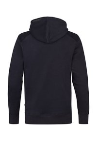 Sudadera con capucha de color azul marino hecha de tela suave, con mangas largas, puños de canalé y un logo impreso cerca del cuello.