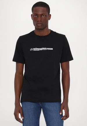 T-shirt en coton noir avec un col rond, présentant un logo imprimé horizontal en blanc et gris. Manches courtes et coupe régulière.