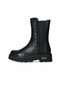 Stivale in pelle nero a metà polpaccio con bordi smerlati, dettagli in chiodi, suola spessa e tassellata e pannello laterale elastico, etichettato "CULT" sulla suola.