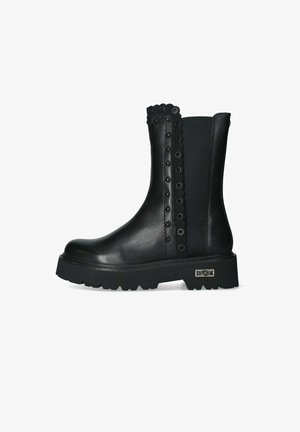 Stivale in pelle nero a metà polpaccio con bordi smerlati, dettagli in chiodi, suola spessa e tassellata e pannello laterale elastico, etichettato "CULT" sulla suola.