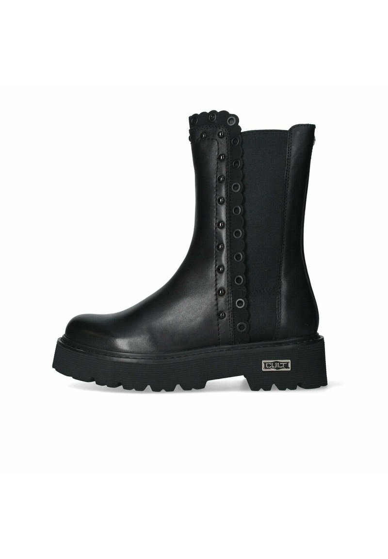Stivale in pelle nero a metà polpaccio con bordi smerlati, dettagli in chiodi, suola spessa e tassellata e pannello laterale elastico, etichettato "CULT" sulla suola.