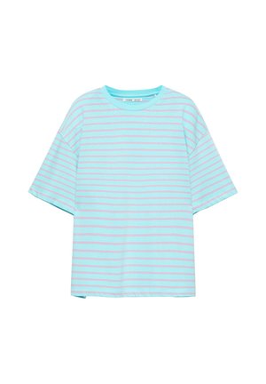 T-shirt oversize bleu clair avec fines rayures horizontales roses et col rond, présenté sur fond blanc.