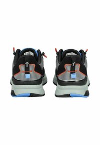 Schwarze Sportschuhe mit grauen Akzenten, ausgestattet mit reflektierendem Material, roten Zuglaschen und schwarzer Sohle mit blauen Details, entworfen für Komfort und Unterstützung.