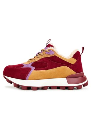 Sneaker mit einem Obermaterial aus bordeauxrot, gelbem und lila Wildleder, ausgestattet mit einer weißen Zwischensohle und einer strukturierten bordeauxroten Laufsohle. Fleece-Kragendetail.