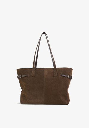 Bruine suède boodschappentas met gladleren handvatten en gespaccenten, met een ruim ontwerp en een platte vorm voor gemakkelijk dragen.