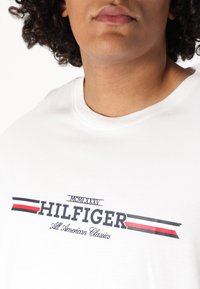Tommy Hilfiger CHEST STRIPE TEE - T-Shirt print - white