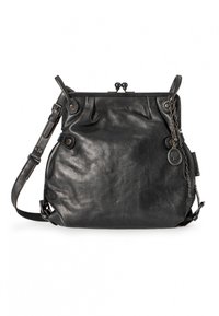 Borsa a tracolla nera in pelle con finitura testurizzata, design plissettato, chiusura superiore con ganci metallici, tracolla regolabile e accento decorativo a catena.