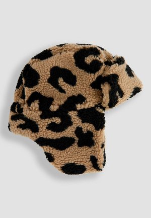 Cappello a stampa leopardata realizzato in morbido pile testurizzato. Il motivo di colore presenta uno sfondo sabbia con grandi macchie nere. Forma arrotondata con orlo ripiegato.