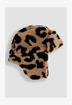 Kapelusz w print leopardzi, wykonany z miękkiego, teksturowanego polaru. Wzór kolorystyczny z brązowym tłem i dużymi czarnymi plamami. Okrągły kształt z zawiniętym brzegiem.