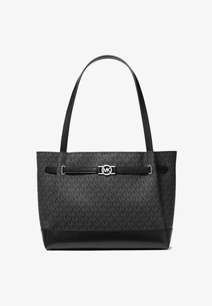 Bolso tote negro con tejido texturizado con el patrón del logo MK, detalles en cuero y un adorno de metal plateado en el centro.