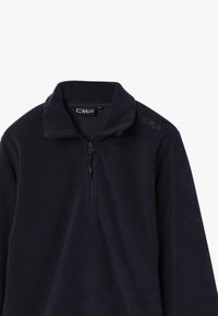 Sudadera de forro polar en navy con cuello con media cremallera, logo de CMP en el hombro, textura suave y mangas largas.