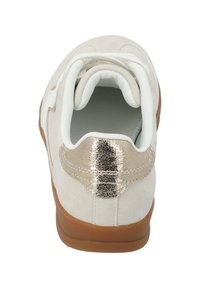 Weiße Wildleder-Sneaker mit einem strukturierten goldenen Akzent an der Ferse und einer Gummi-Sohle; verfügt über einen gepolsterten Schaft und eine Schnürung.