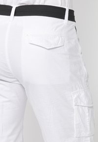 Koroshi BERMUDA  - Šortky - blanco white