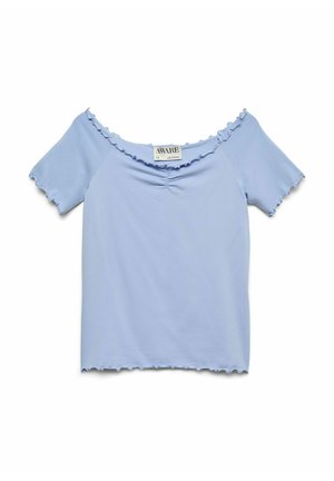 Top azul claro de manga corta con bordes fruncidos, escote fuera del hombro y detalle recogido en el centro delantero.