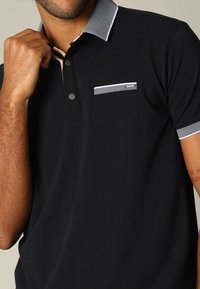 DEELUXE EAGLE - Polo - Dark Black