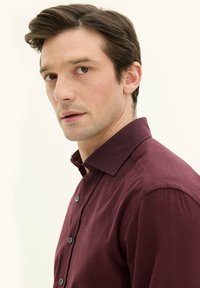 Oscar Jacobson REG FIT CUT AWAY BRUSHED - Camicia - red moon