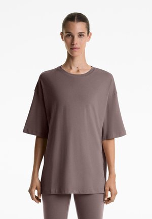 Overdimensioneret kortærmet t-shirt i støvet mauve, lavet af blødt stof med rund hals og afslappet pasform, med stitched hem og sidelæg.