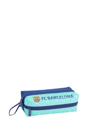 Niebieski i akwamarynowy piórnik z logo FC Barcelona, wyposażony w dwie zamknięcia na zamek błyskawiczny oraz fakturowany wzór na powierzchni.