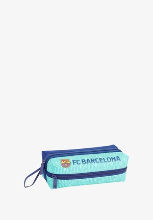 Niebieski i akwamarynowy piórnik z logo FC Barcelona, wyposażony w dwie zamknięcia na zamek błyskawiczny oraz fakturowany wzór na powierzchni.