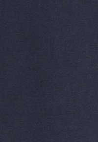 Υφή υφάσματος σκούρου γκρι με διακριτικές κάθετες γραμμές και απαλή, υφαντή εμφάνιση.