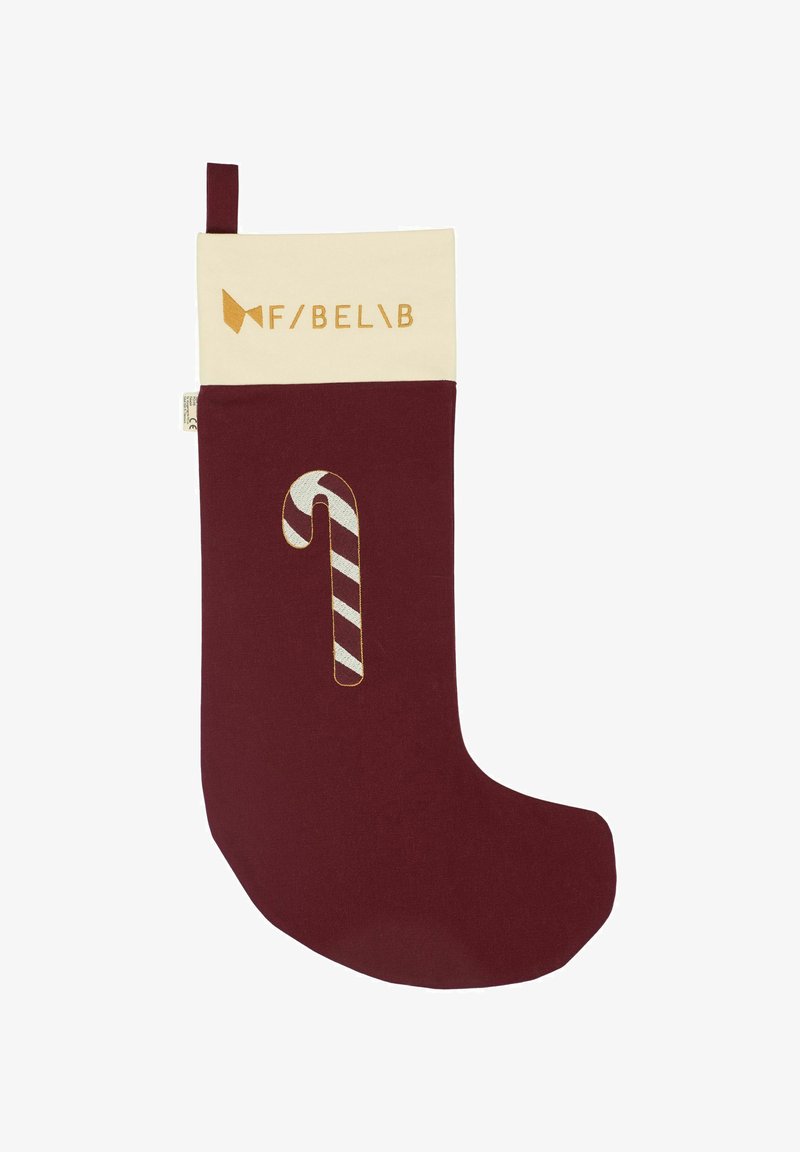 Vínový látkový vánoční punčocha s krémovým vrškem. Obsahuje zlaté logo a design cukrové hole ve zlaté a bílé výšivce.