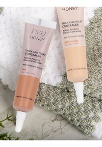 Hey Honey Skincare TRICK AND TREAT ACTIVE PROPOLIS CREAM CONCEALER - Concealer - deep