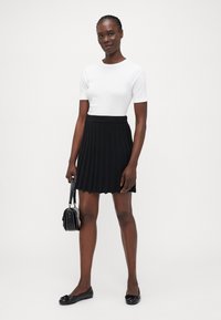 Vero Moda Tall VMMARINA SKATERSKIRT - Faltenrock - black