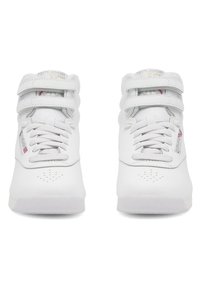 Valged kõrgemad tossud, valmistatud nahast, kahe Velcro rihmaga, lamedate paeltega, perforatsioonidega varbakastiga ja tekstuuriga kummipõhjaga.