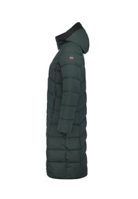 Abrigo acolchado largo y verde con capucha, con acolchado horizontal, bolsillos con cremallera y acentos en negro en la capucha y los puños.