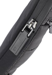 Borsa di stoffa nera con una cerniera liscia. Presenta una superficie testurizzata e una forma rettangolare, evidenziata da un accento di fibbia argentata.