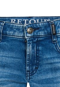 Dżinsy w średnim niebieskim kolorze z wyblakłym efektem, z metalowym guzikiem, zapięciem na suwak oraz metką z logo na pasku.