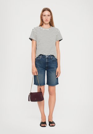 Pruhované tričko s krátkým rukávem, modré denimové šortky, černé ploché sandály a malá burgundská crossbody taška s řetízkem.