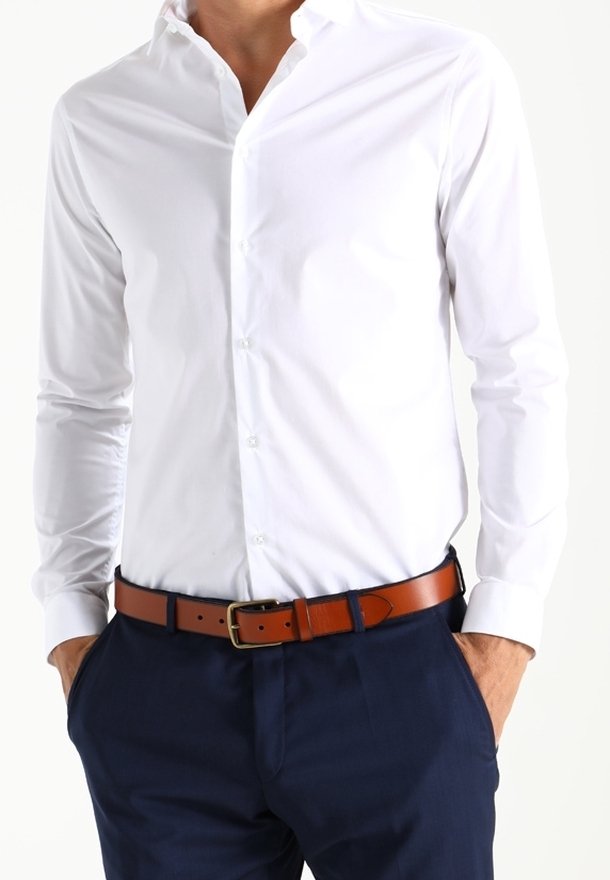 Witte overhemden met lange mouwen, gecombineerd met navy broek en een bruine leren riem met een gouden gesp.