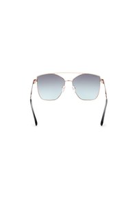 Aurinkolasit, joissa on kuusikulmainen kehys, ohuet metalliset vaaleanpunakultaiset yksityiskohdat, liukuväriset siniset linssit ja mustat muoviset templet. Mukana myös kirkkaat nenätyynyjä.