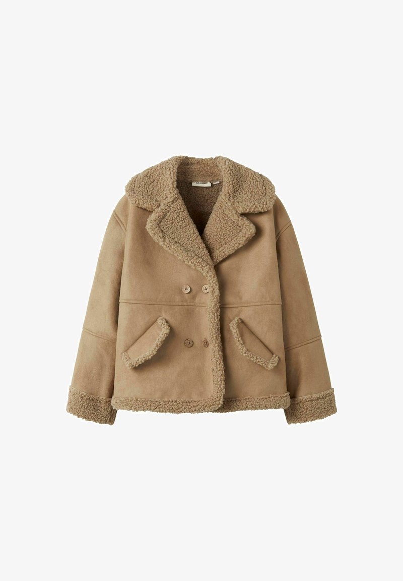 Brun shearlingjacka med dubbelknäppt design, stor krage, två framfickor och texturerade tygdetaljer längs kanterna.