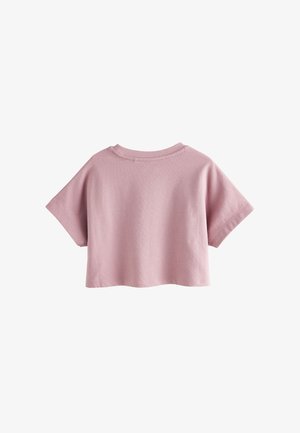 Ružičasta kratka majica od mekog pamuka. Ima kratke rukave, okrugli izrez i glatku teksturu s minimalnim šavovima.