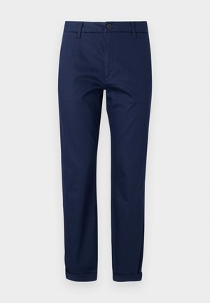 Navyblauwe katoenen chinos met een platte voorkant, metalen knoopsluiting, zijzakken en omslagmanchetten. Gladde textuur en op maat gemaakt ontwerp.