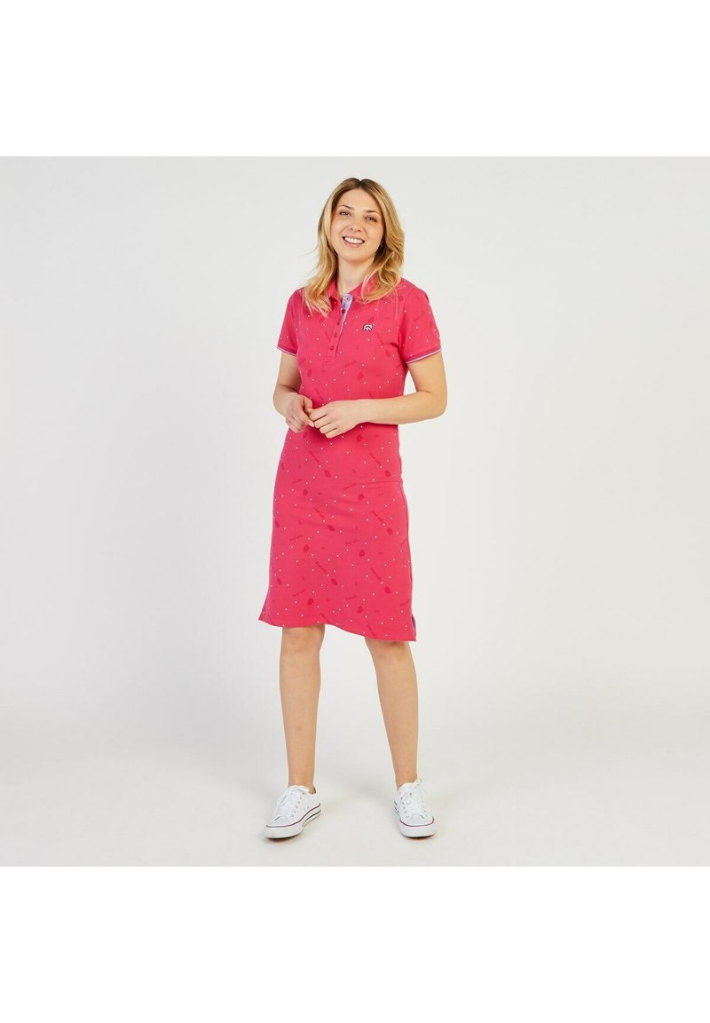 Robe polo de couleur rose vif, à manches courtes, avec un col et un motif de pois colorés. Fabriquée en coton, longueur aux genoux avec une silhouette ajustée.